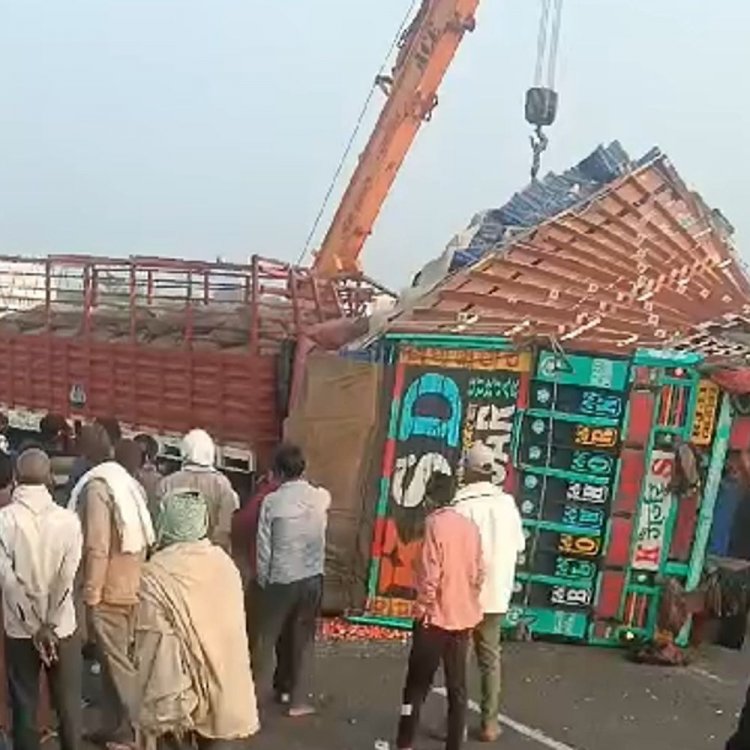 गुना-शिवपुरी हाईवे पर ट्रक-मिनी ट्रक की भिड़ंत:ड्राइवर-हेल्पर की मौत, 4 घंटे बाद केबिन से निकल पाए शव, जाम की स्थिति बनी