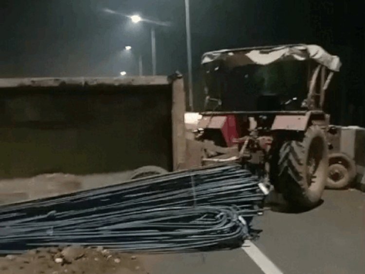 सरिया से भरी ट्रैक्टर-ट्रॉली अनियंत्रित होकर ओवरब्रिज पर पलटी:हाईवे के एक लाइन पर घंटों बाधित रहा यातायात