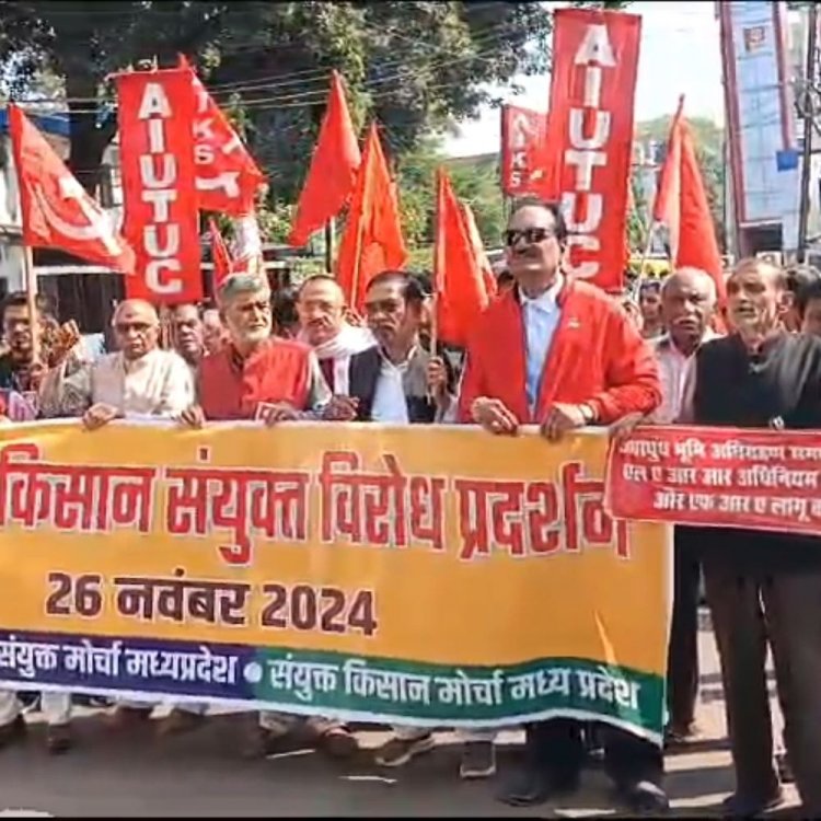 संयुक्त ट्रेड यूनियन मंच और किसानों ने किया प्रदर्शन:रैली निकालकर कलेक्टर को सौंपा प्रधानमंत्री के नाम ज्ञापन