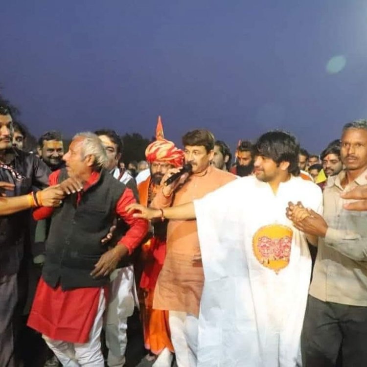 धीरेंद्र कृष्ण शास्त्री की पदयात्रा का आठवां दिन:कुंडा विधायक राजा भैया हुए शामिल, कहा- महाराज की ओर से यह सकारात्मक और सराहनीय पहल