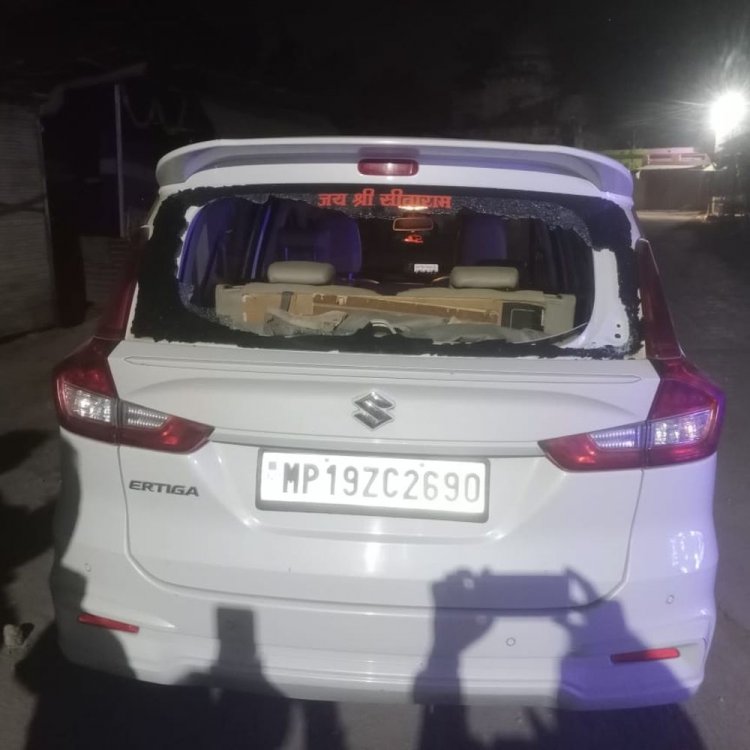 मौहारी टोल प्लाजा में ई-दक्ष ट्रेनर की गाड़ी में तोड़फोड़:गाड़ी पीछे करने का कहने पर नशे में धुत्त कार सवारों ने किया हमला