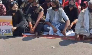 उज्जैन में कांग्रेस का काली पट्टी बांधकर मौन धरना:शहर अध्यक्ष बोले- देश के गृहमंत्री का बयान निंदनीय; अमित शाह तुरंत इस्तीफा दें