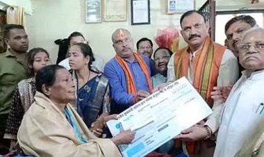 छत्तीसगढ़-दुर्ग में पद्मश्री तीजन बाई के घर पहुंचे स्वास्थ्य मंत्री श्याम बिहारी जायसवाल, हाल जाना और पांच लाख रुपये का दिया चेक