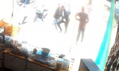 बेटे की हत्या की धमकी देकर पिता पर हमला:दुकान पर आए थे स्कूटर सवार, घटना सीसीटीवी में कैद