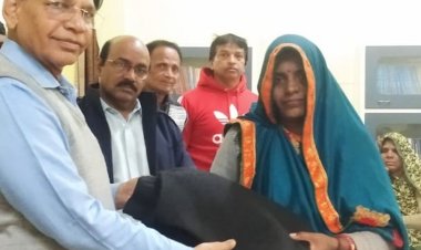 मोहल्ला लाइब्रेरी परदेशीपुरा इंदौर में सेवा कार्य:जरूरतमंद लोगों और बच्चों को बांटे गर्म कपड़े और कंबल