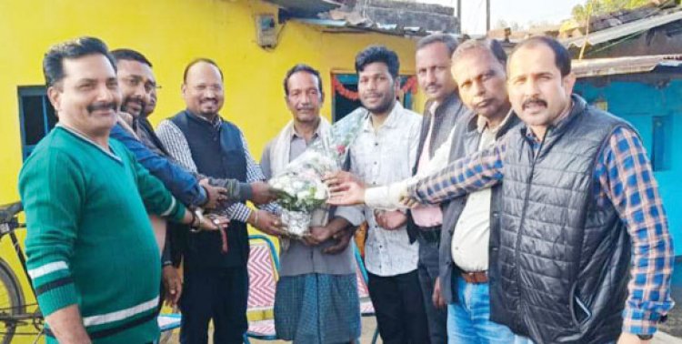 ठेला चलाकर पिता ने बेटे को बनाया अफसर