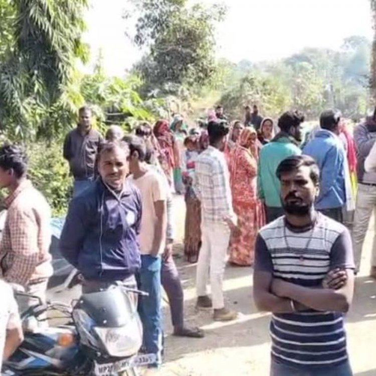 जबलपुर के घंसौर में घर में घुसकर महिला की हत्या:तीन बदमाशों ने किए धारदार हथियार से सात वार, सरपंच पर जमीन विवाद में मर्डर कराने का आरोप