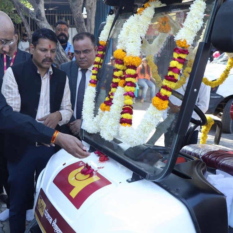 महाकाल मंदिर समिति को दो ई-कार्ट दान में मिली:वृद्ध, दिव्यांग व अशक्त भक्तों के काम आएगी