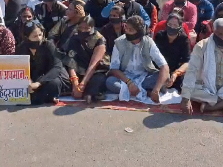 उज्जैन में कांग्रेस का काली पट्टी बांधकर मौन धरना:शहर अध्यक्ष बोले- देश के गृहमंत्री का बयान निंदनीय; अमित शाह तुरंत इस्तीफा दें