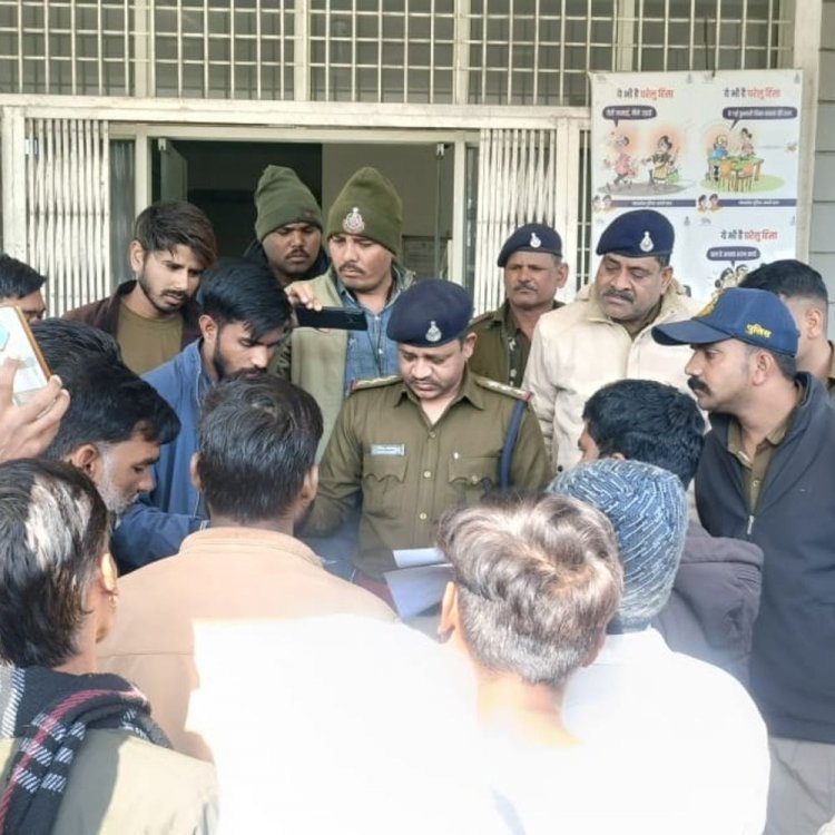 सांची में स्तूप प्रबंधक ने शिव मंदिर से उतरवाए झंडे:पुजारी बोले- पूजा करने से भी रोकते हैं प्रबंधक; हिन्दू संगठन ने थाने पहुंचकर सौंपा ज्ञापन