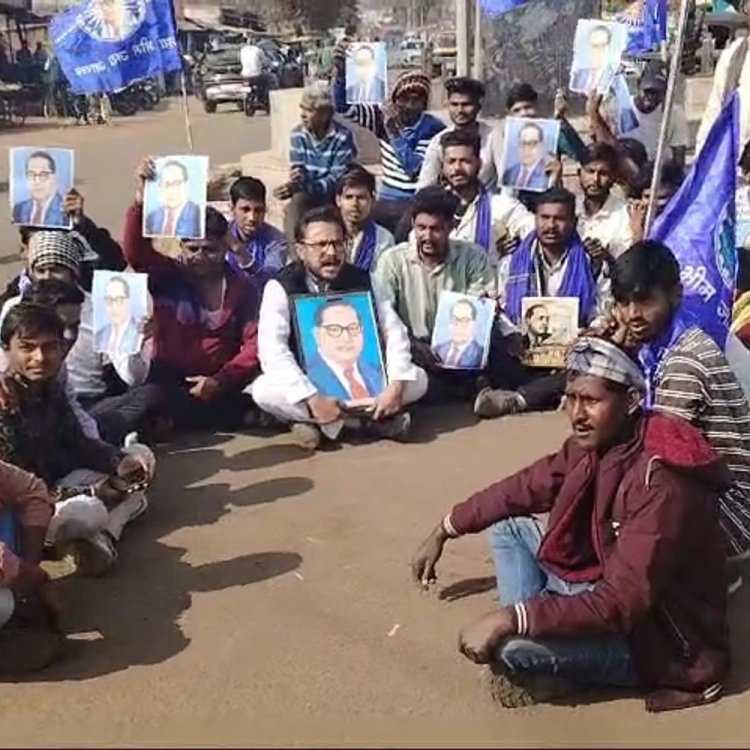 गृहमंत्री के बयान के विरोध में पोहरी में विरोध प्रदर्शन:मुख्य चौराहे पर धरना देकर शाह से की गई मांगी की मांग
