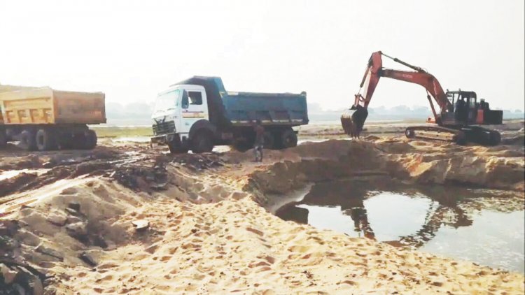 शाम होते ही जंगल में छिपी मशीनें नदी में उतरती हैं.., रात भर रेत खनन