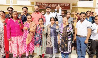 स्वामी आत्मानंद विद्यालयों के शिक्षकों ने काली पट्टी बांध किया विरोध प्रदर्शन