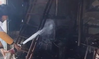 शिवपुरी के कंप्यूटर सेंटर में लगी आग:कंप्यूटर-फोटो कॉपी मशीन, कैमरा सहित लाखों का सामान जला; फायर बिग्रेड ने पाया काबू