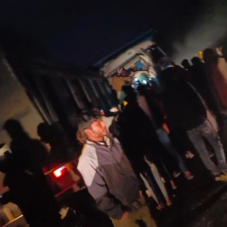 श्योपुर में 2 डंपर आपस में भिड़े:दोनों वाहनों के ड्राइवर्स गंभीर घायल, कुहाजापुर गांव के पास हादसा