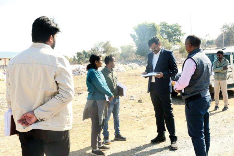 कलेक्टर ने समिति प्रबंधक समेत अधिकारियों को लगाई फटकार