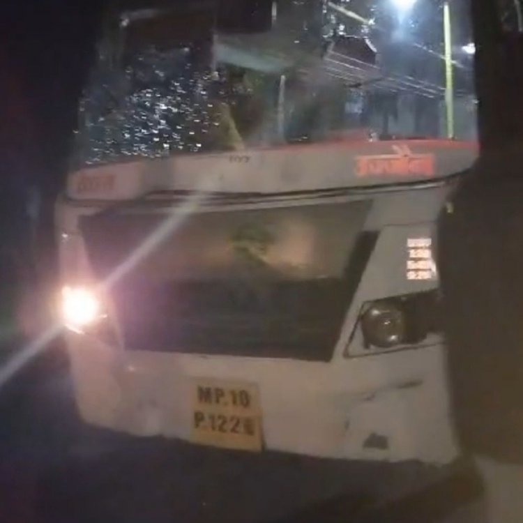 देवास में यात्री बस ने भेड़ों को कुचला:12 से अधिक की मौत, आक्रोशित लोगों ने बस के शीशे तोड़े; चालक-कंडक्टर फरार