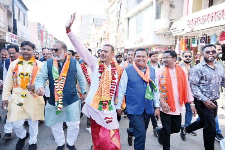 भाजपा के महापौर-पार्षद प्रत्याशियों ने गाजे-बाजे के साथ रैली निकाल भरा नामांकन