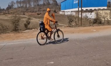 महाकुंभ जाने साइकिल पर निकले महाराष्ट्र के बुजुर्ग:हजार किलोमीटर चलाकर पहुंचे रीवा, जाम से बचने अपनाया रास्ता