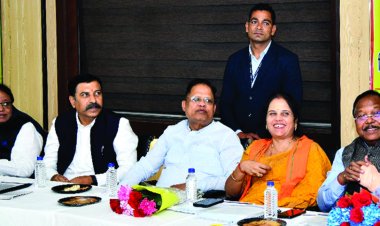 व्यापारिक संगठनों और इकाईयों के उद्योग एवं व्यापार हित सम्बंधित सुझाव छग चेंबर ने सौंपे