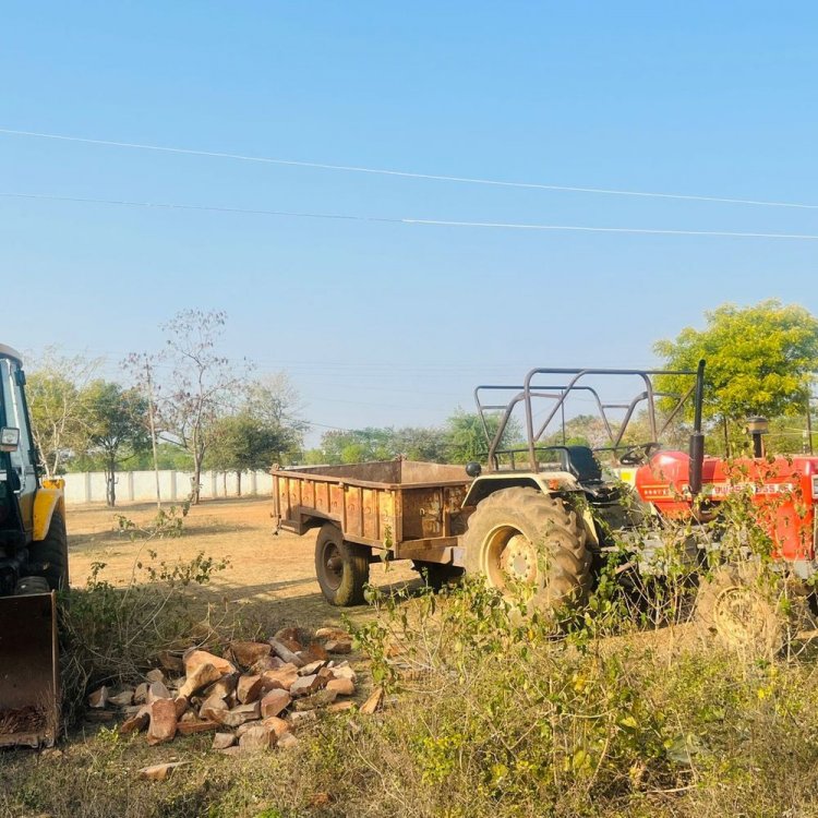 शिवपुरी में अवैध मुरम खनन के खिलाफ कार्रवाई:पुलिस ने जेसीबी और ट्रैक्टर जब्त किए, ड्राइवर फरार