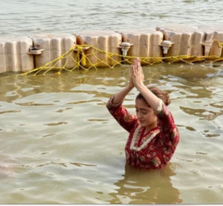 महाकुंभ : शिवांगी जोशी ने संगम में लगाई आस्था की डुबकी, दिखाई झलक