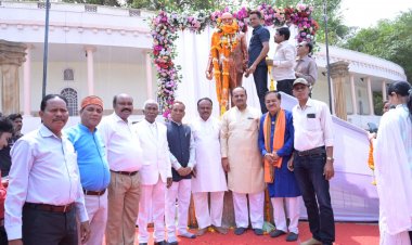 भारत रत्न संविधान निर्माता डॉक्टर भीम राव अम्बेडकर का जयन्ती पर दक्षिण विधायक सुनील सोनी, सभापति सूर्यकान्त राठौड़, संस्कृति विभाग अध्यक्ष अमर गिदवानी, विशिष्टजनों, गणमान्यजनों, आमजनों ने किया सादर नमन 