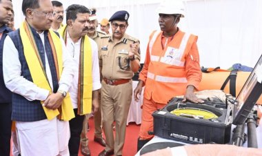 मुख्यमंत्री विष्णु देव साय ने 18 नए अग्निशमन वाहनों को दिखाई हरी झंडी