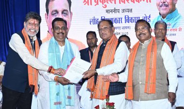 मुख्यमंत्री  विष्णु देव साय लौह शिल्पकार विकास बोर्ड के नवनियुक्त अध्यक्ष के पदभार ग्रहण कार्यक्रम में हुए शामिल