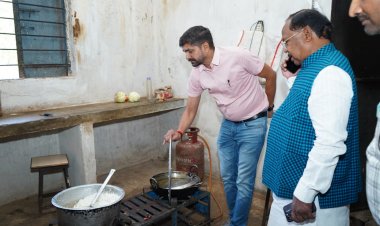 मंत्री रामविचार नेताम ने क्षेत्रीय प्रवास के दौरान प्री-मैट्रिक बालक छात्रावास सामरी, विकास खंड कुसमी का निरीक्षण किया।