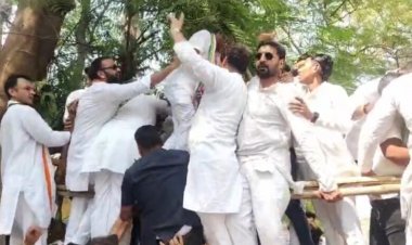 रायपुर में कांग्रेस का मुख्यमंत्री निवास घेराव, बैरिकेड तोड़कर आगे बढ़े कार्यकर्ता…..