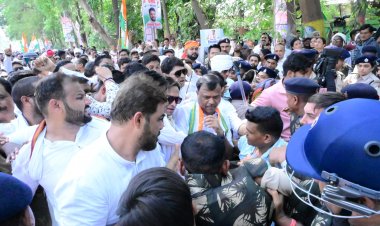 गांधी की आंधी कभी नही रूकेगी। मजबूती से लड़ाई लड़ी जायेगी।बिगड़ती कानून व्यवस्था महिलाओ के प्रति बढ़ते अपराध को लेकर कांग्रेस ने किया मुख्यमंत्री निवास का घेराव