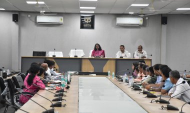 नवपदस्थ कलेक्टर ने बैठक लेकर जिले की विभिन्न गतिविधियों की ली जानकारी