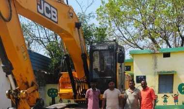 पैरी नदी से अवैध रेत खनन के मामले में जेसीबी जब्त