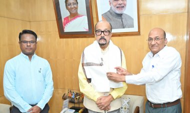 राज्यपाल श्री डेका से छत्तीसगढ़ निजी विश्वविद्यालय विनियामक आयोग ने की भेंट