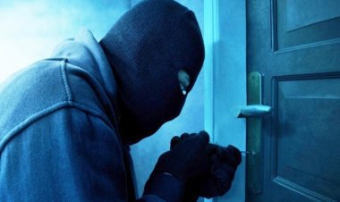 रेलवे आरक्षण केंद्र में नकाबपोश चोर ने मचाया उत्पात, CCTV घुमाकर उड़ाए नकद