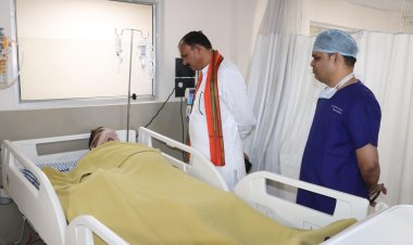 स्वास्थ्य मंत्री  श्याम बिहारी जायसवाल रोपवे ट्राली हादसे में घायल भरत वर्मा से मिलने अस्पताल पहुंचे 