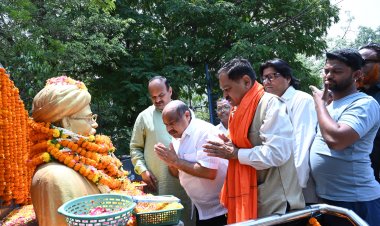 उत्कल गौरव स्वतंत्रता संग्राम सेनानी मधुसूदन दास का जयन्ती पर महापौर मीनल चौबे, उत्तर विधायक पुरंदर. मिश्रा, सभापति सूर्यकान्त राठौड़, संस्कृति विभाग अध्यक्ष अमर गिदवानी, एमआईसी सदस्य विशिष्टजनों ने किया सादर नमन