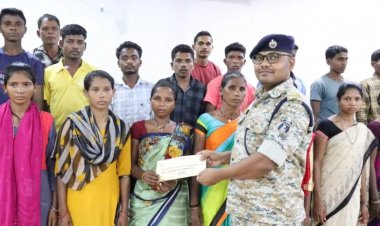 बस्तर में लाल आतंक को झटका; 28.5 लाख के 14 इनामी सहित 24 नक्सलियों ने किया सरेंडर