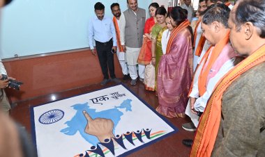 नगर निगम रायपुर के विशेष सामान्य सम्मिलन बैठक में एक राष्ट्र एक चुनाव पर उकेरी सुन्दर रंगोली रही आकर्षण का केन्द्र