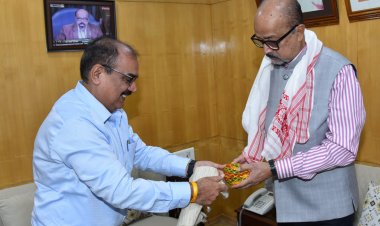 राज्यपाल श्री डेका से हेमचंद यादव विश्वविद्यालय के कुलपति ने की सौजन्य भेंट