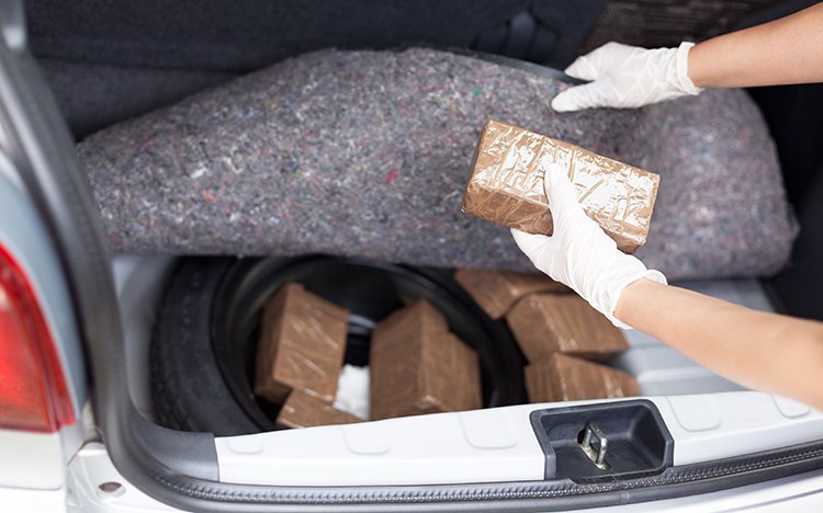 लग्जरी कार में रखा था ऐसा सामान, दरवाजा खोलते ही उड़े पुलिस के होश, कार चालक फरार, जांच में जुटी पुलिस