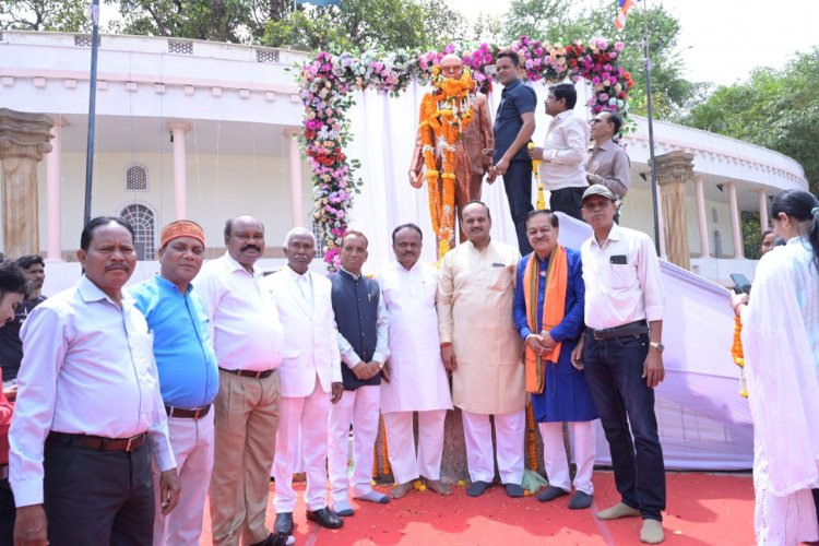 भारत रत्न संविधान निर्माता डॉक्टर भीम राव अम्बेडकर का जयन्ती पर दक्षिण विधायक सुनील सोनी, सभापति सूर्यकान्त राठौड़, संस्कृति विभाग अध्यक्ष अमर गिदवानी, विशिष्टजनों, गणमान्यजनों, आमजनों ने किया सादर नमन 