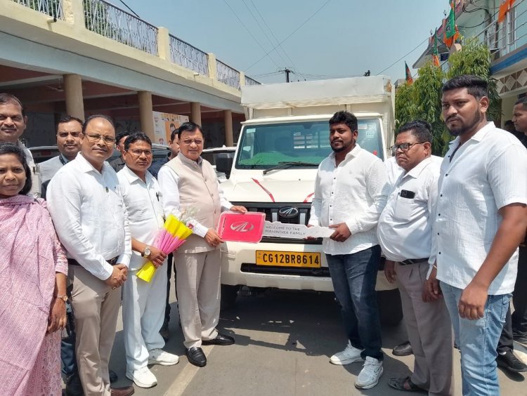 कैबीनेट मंत्री श्री देवांगन ने  प्रधानमंत्री मत्स्य संपदा योजना अंतर्गत मत्स्य कृषक को पिकअप वाहन किया प्रदाय