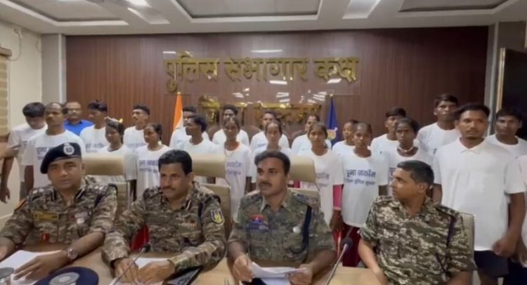 40 लाख के ईनामी नक्सलियों ने छोड़ा आतंक का रास्ता, दंपत्ति सहित 22 माओवादियों ने किया समर्पण