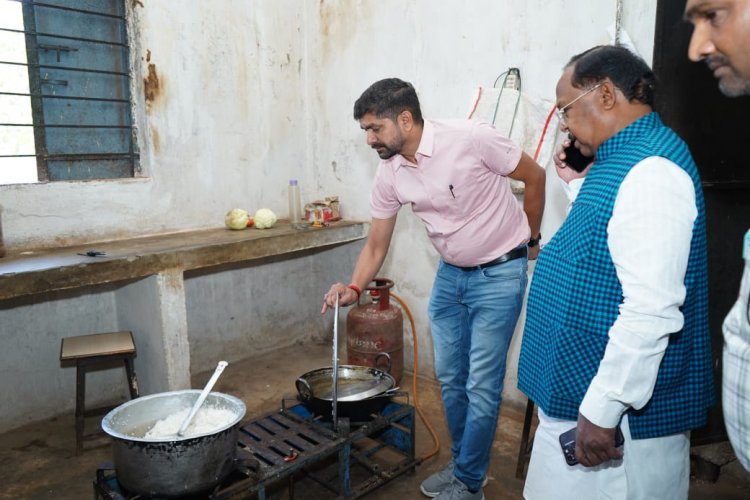 मंत्री रामविचार नेताम ने क्षेत्रीय प्रवास के दौरान प्री-मैट्रिक बालक छात्रावास सामरी, विकास खंड कुसमी का निरीक्षण किया।