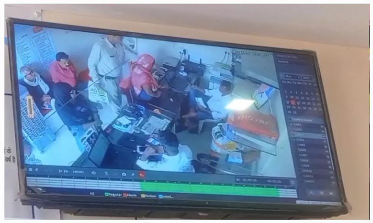 पुलिसवाला मोबाइल चोर : ग्राहक सेवा केंद्र में पहले चार्ज लगाने कहा, फिर शातिराना अंदाज में कर दिया पार….