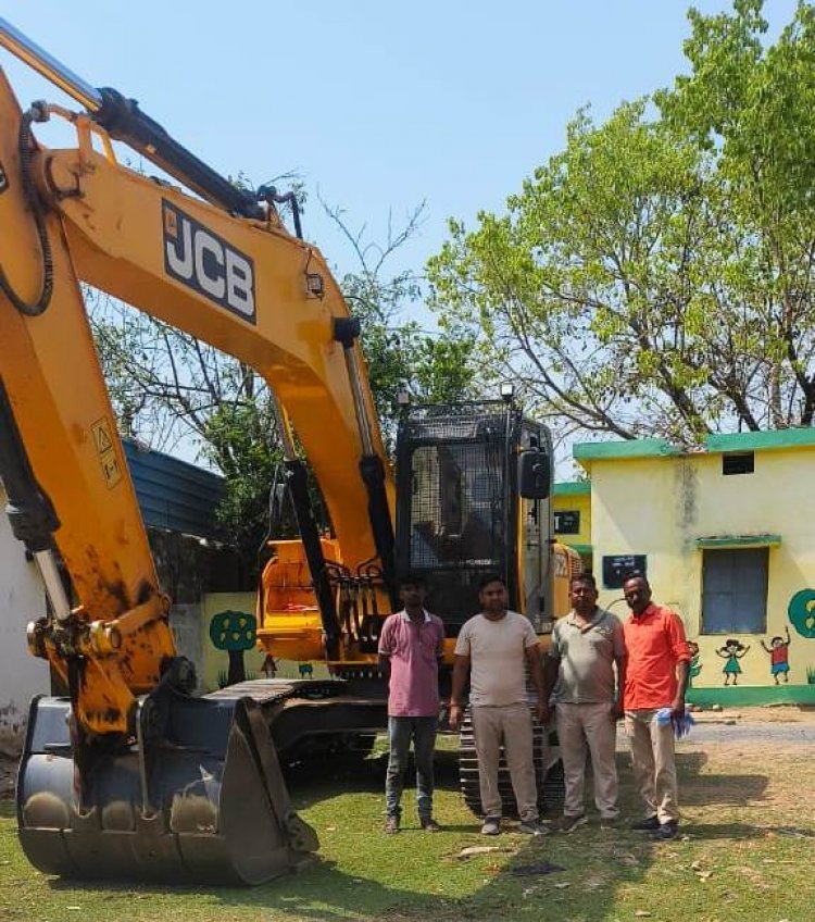 पैरी नदी से अवैध रेत खनन के मामले में जेसीबी जब्त