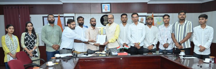 राज्यपाल श्री डेका से अटल बिहारी वाजपेयी विश्वविद्यालय के विद्यार्थियों ने की मुलाकात