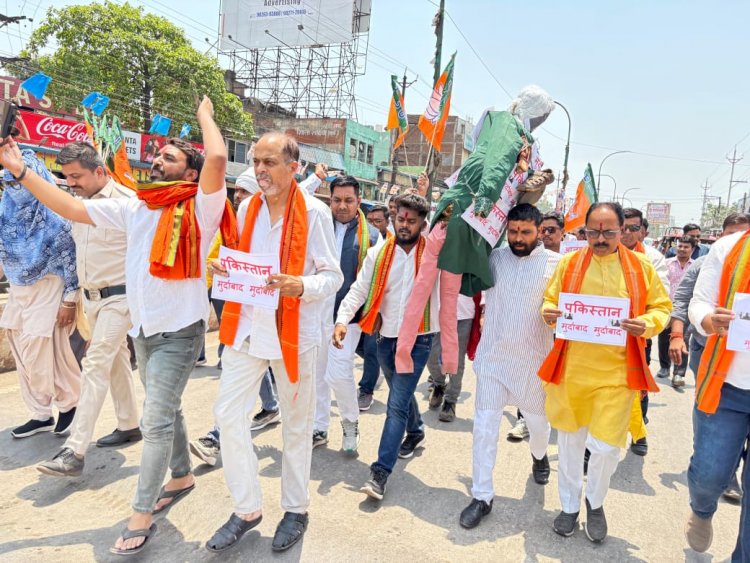 भनपुरी मंडल रायपुर द्वारा प्रदर्शन कर पाकिस्तान एवं आतंकवाद का पुतला दहन किया गया साथ ही मृतकों की आत्मा की शांति एवं घायलों के शीघ्र स्वस्थ होने के लिए प्रार्थना की गई